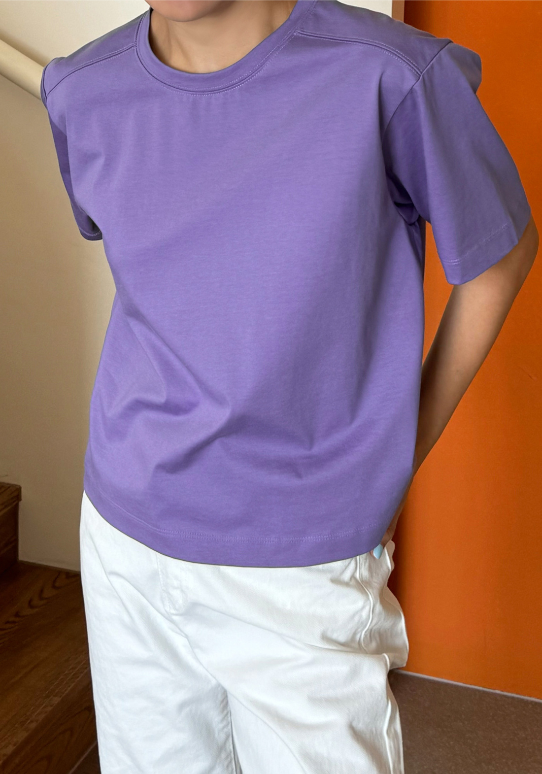 반팔 티셔츠 모델 착용 이미지-S26L32
